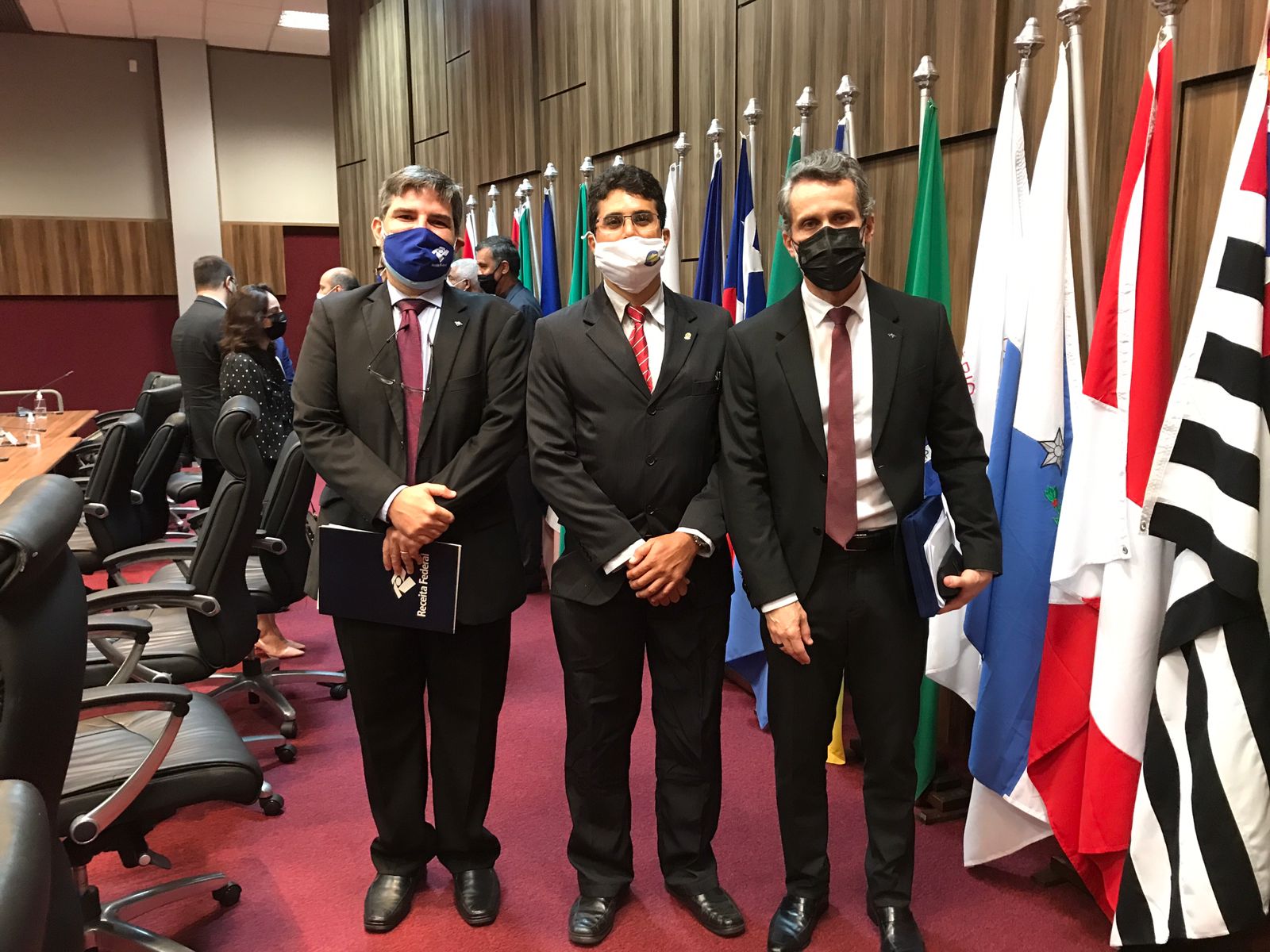 Legenda (da esquerda paraa direita): Francisco Lessa Ribeiro Júnior (Superintende da 5ª Região Fiscal), Diogo Souza (SINDFAZENDA) e Marlton Caldas de Souza (Delegado desempossado)